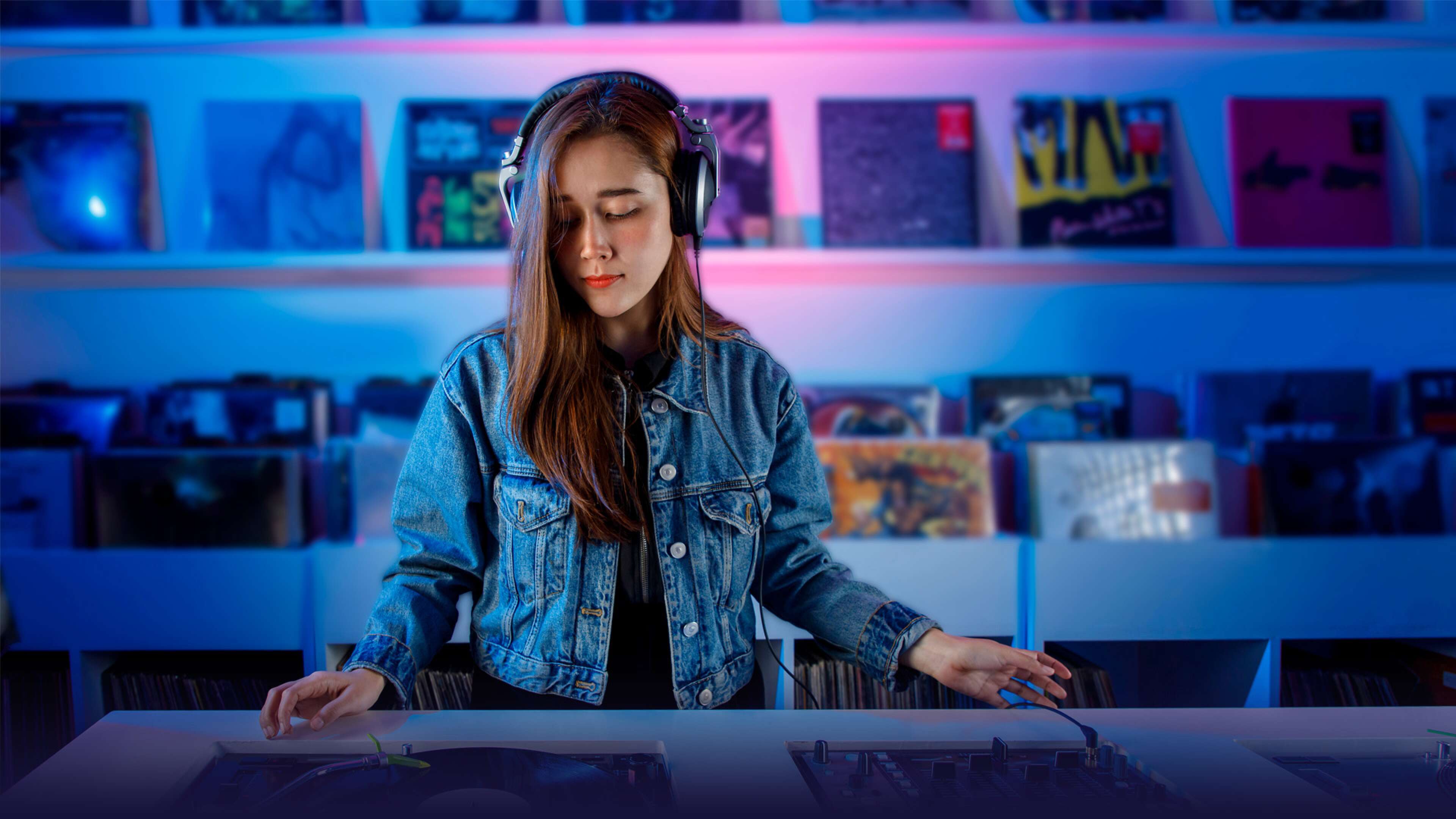 DJane mischt Musik in einem Plattenladen