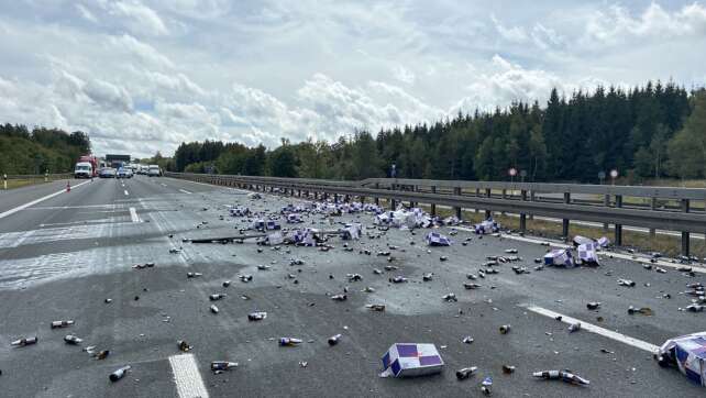 Laster verliert Getränkeflaschen - Autobahn gesperrt