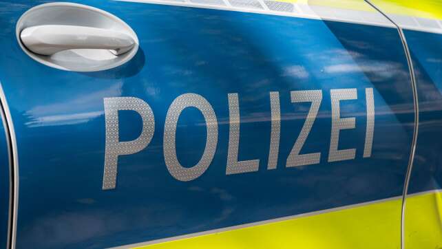 Anhänger umgekippt: 20 Tonnen Mais ergießen sich über Radweg