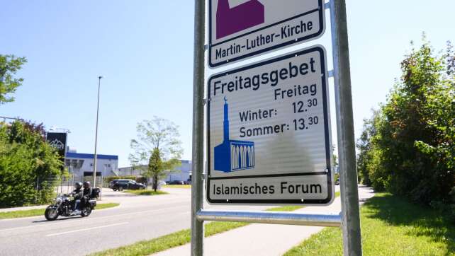 Schmierereien auf übrigen Hinweisschildern für Freitagsgebet