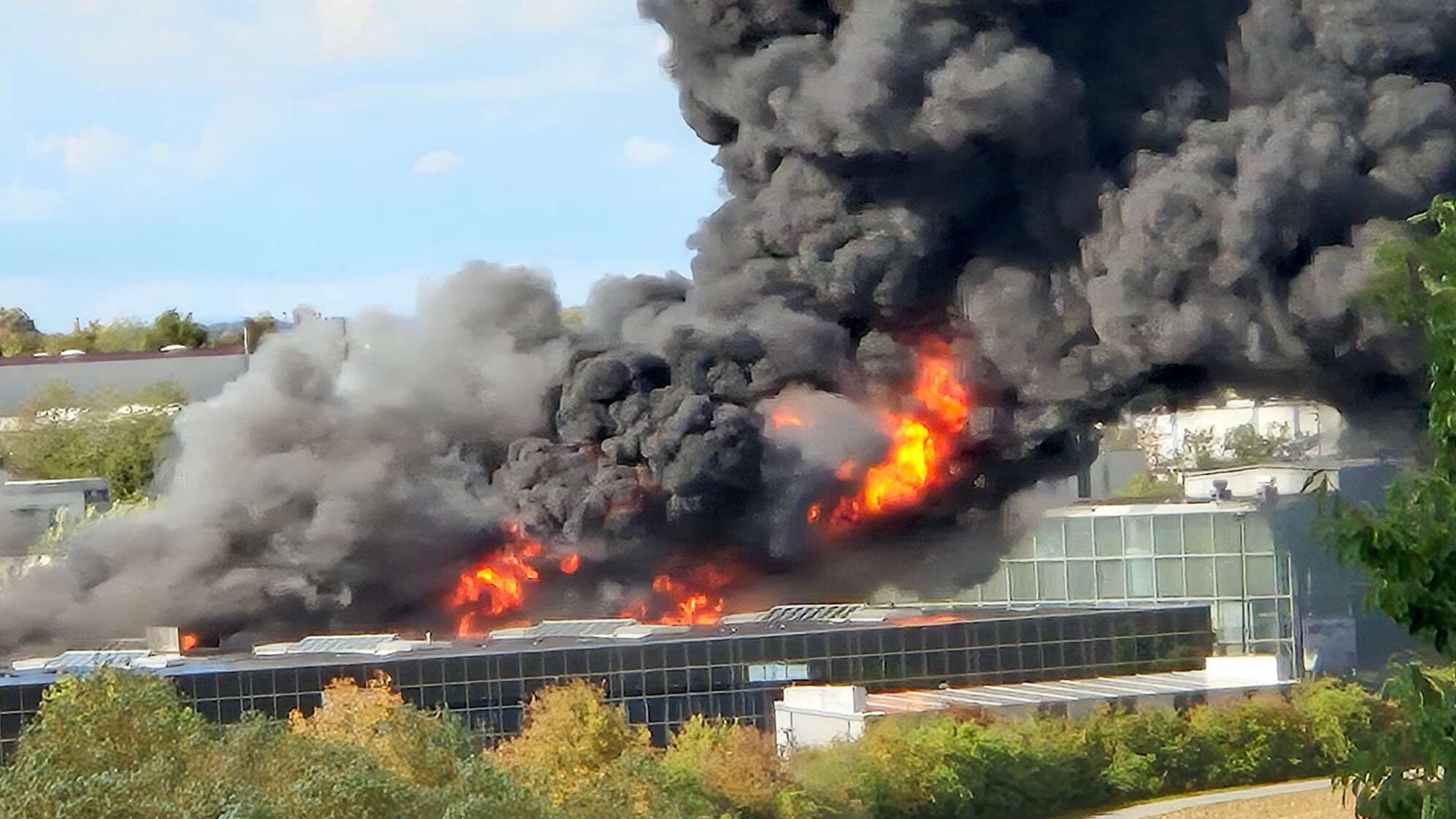 Trampolinhalle in Würzburg brennt