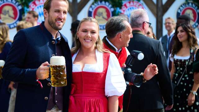 Hoch die Krüge: 100-Tore-Kane und ein Wiesn-Gruß an den BVB