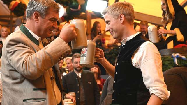 «Bilderbuchstart»: Sonne, Bier und Promis auf der Wiesn