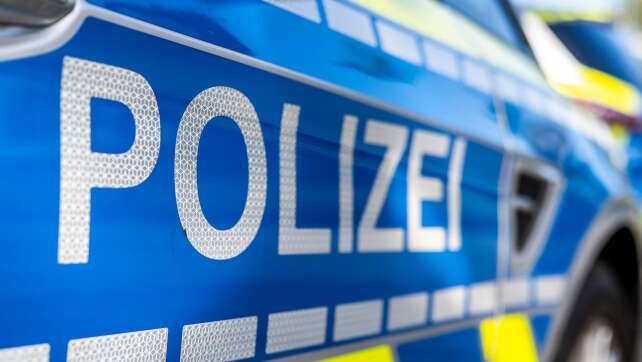 Radfahrerin gerät unter Lastwagen und wird schwer verletzt