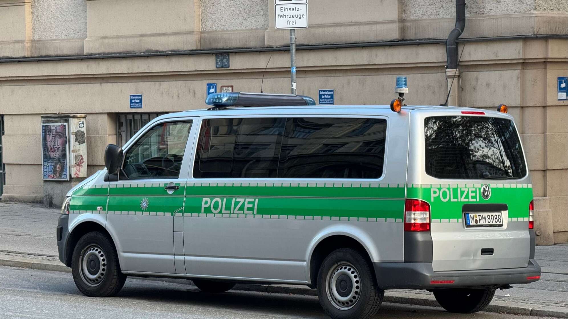 Grünes Polizeifahrzeug Symbolbild