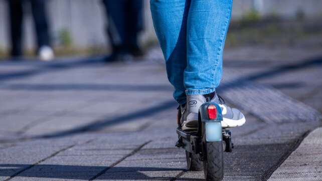 14-Jähriger fährt Polizist mit frisiertem E-Scooter um