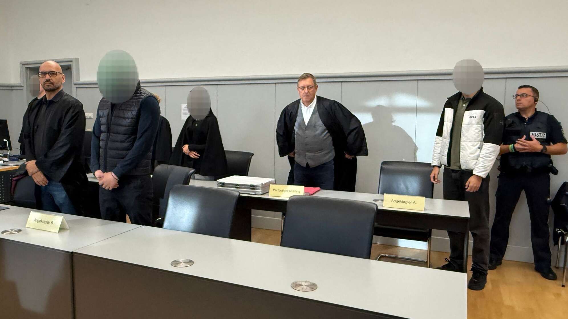 Beginn Prozess gegen mutmaßliche «Wegwerfagenten»