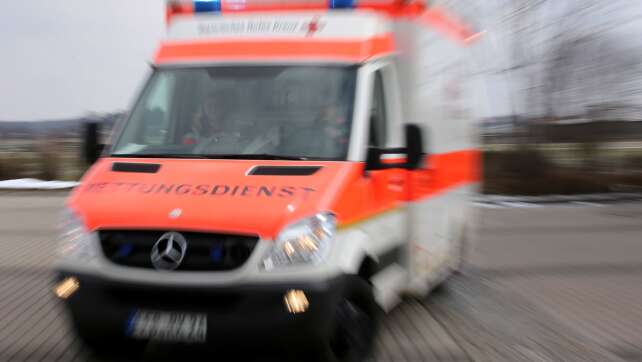 Auto fährt gegen Gülleanhänger: 70-Jährige schwer verletzt