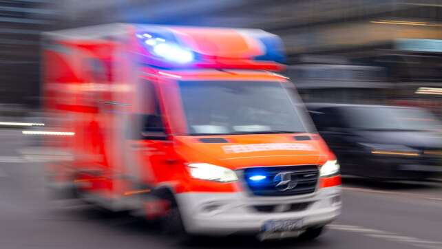 Auto fährt 1,80 Meter hohe Betonwand an Brücke um
