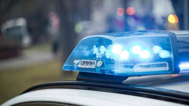 Betrunkene 18-Jährige greift Polizisten auf A92 an