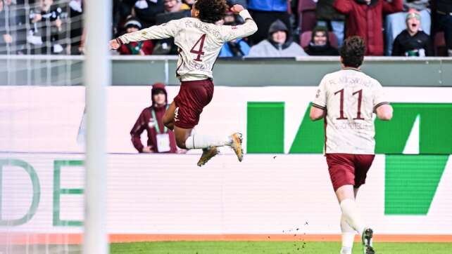 Union Berlin punktet trotz langer Unterzahl in Augsburg