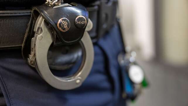 17-Jähriger hat keine Fahrkarte und schlägt Kontrolleur